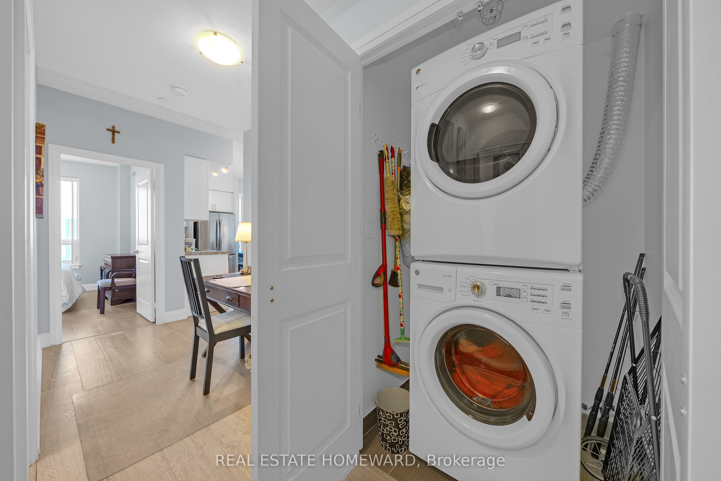 7161 Yonge Street 1525