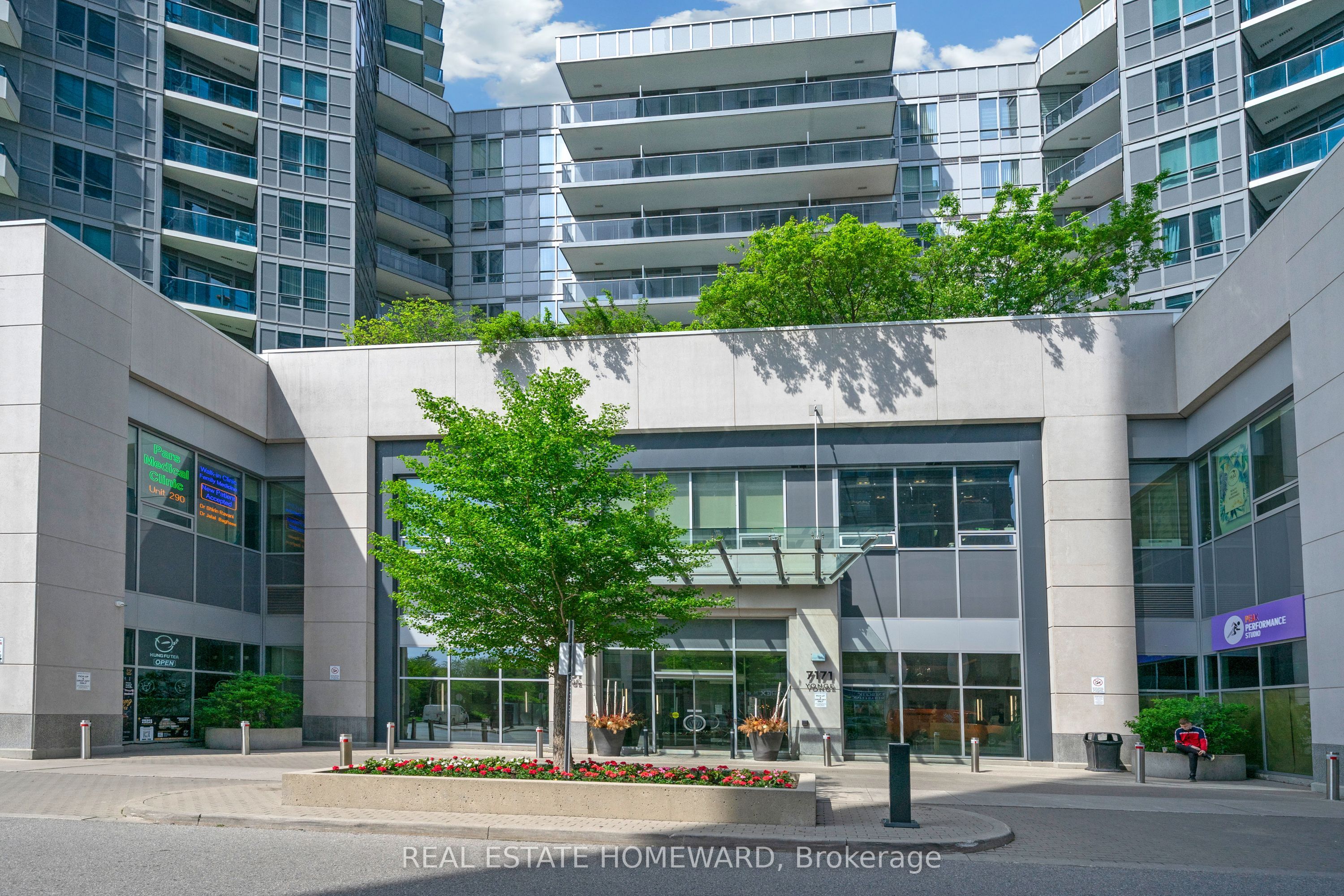 7161 Yonge Street 1525