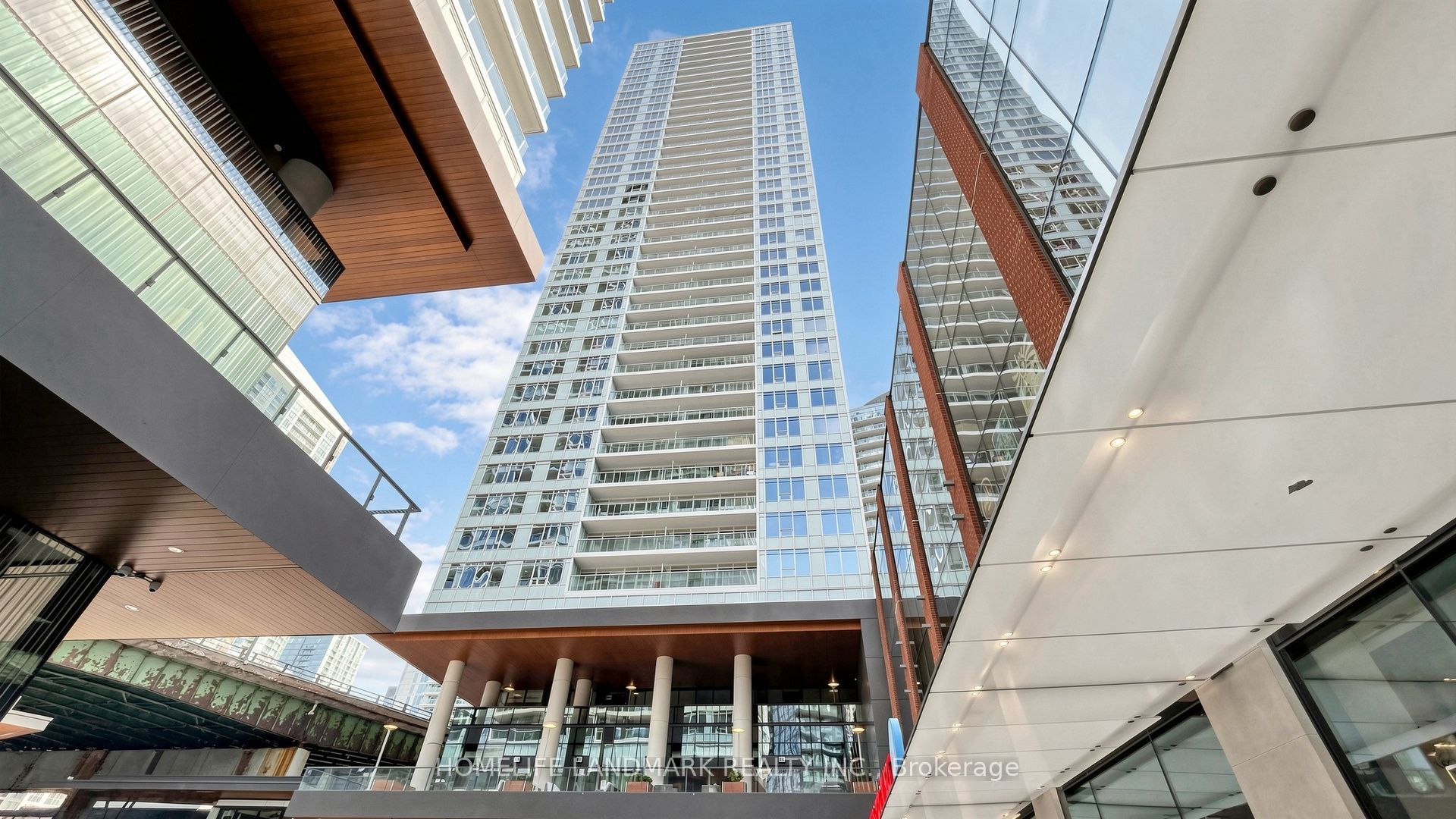 17 Bathurst Street 806