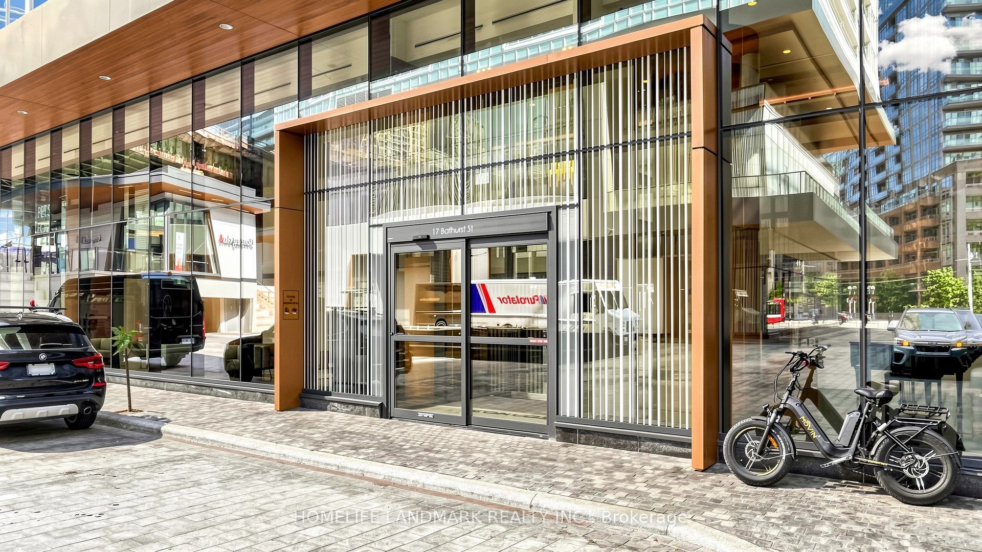 17 Bathurst Street 806