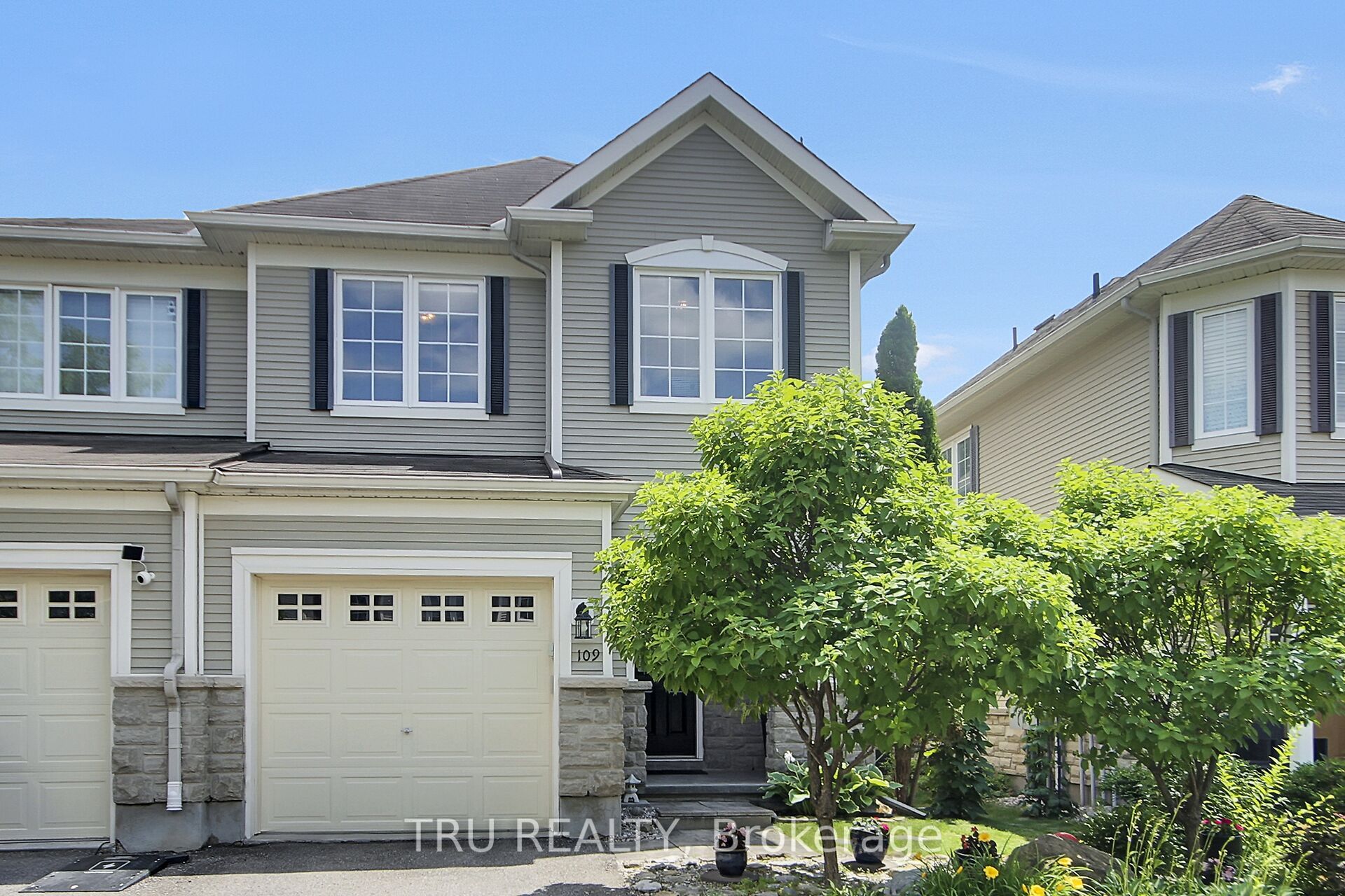 Photo 1 of 41 — 109 Braddock Private, Barrhaven, ON K2J 0E7