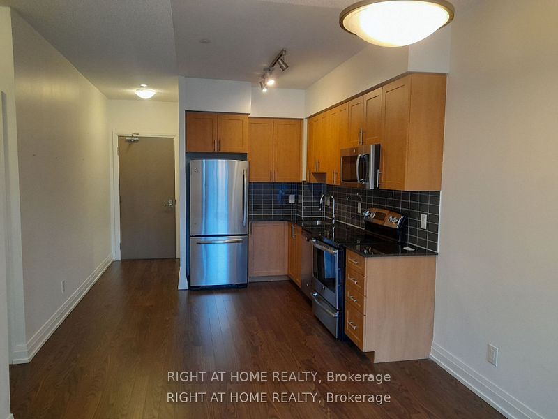 7165 Yonge Street E 832