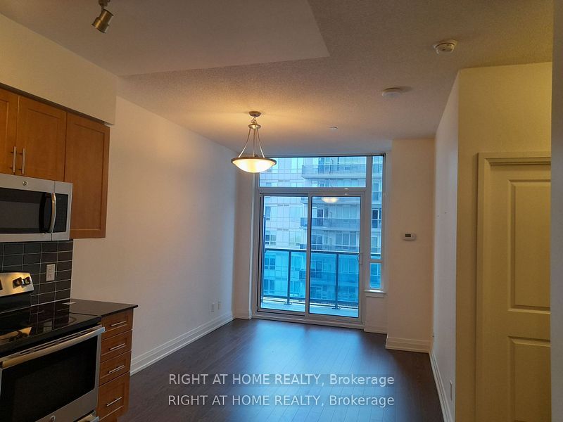 7165 Yonge Street E 832