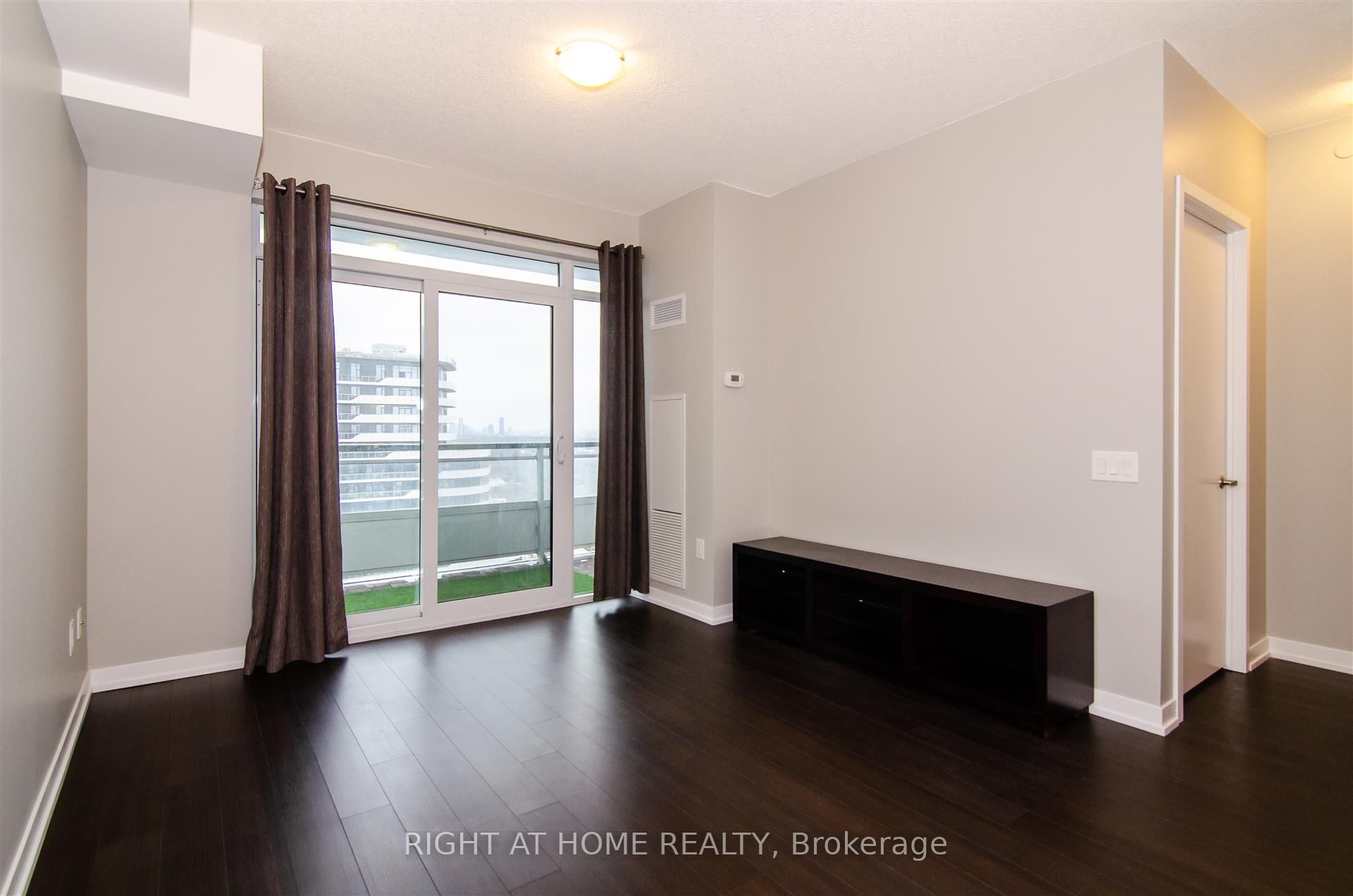 2560 Eglinton Avenue W 1812