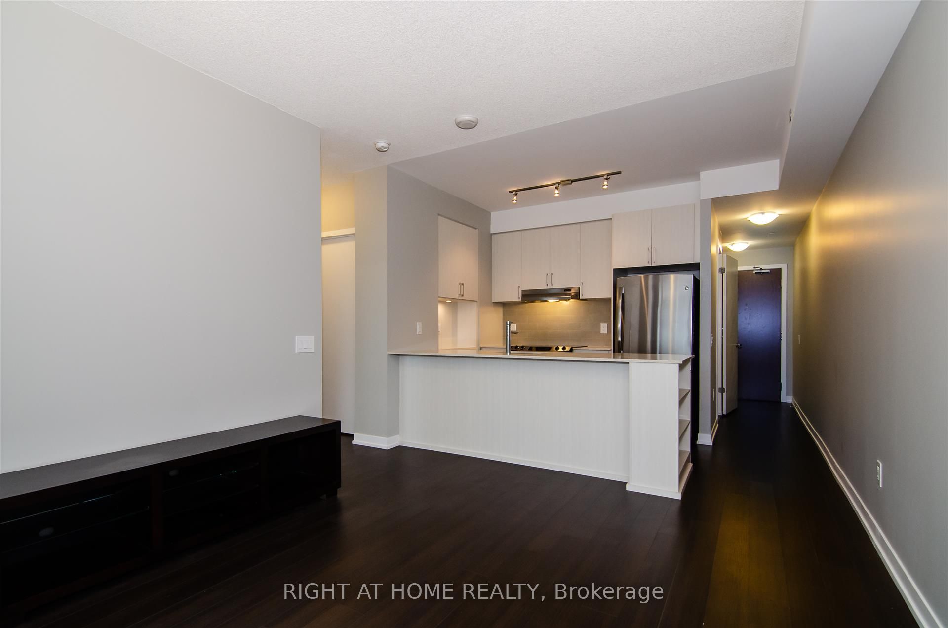 2560 Eglinton Avenue W 1812