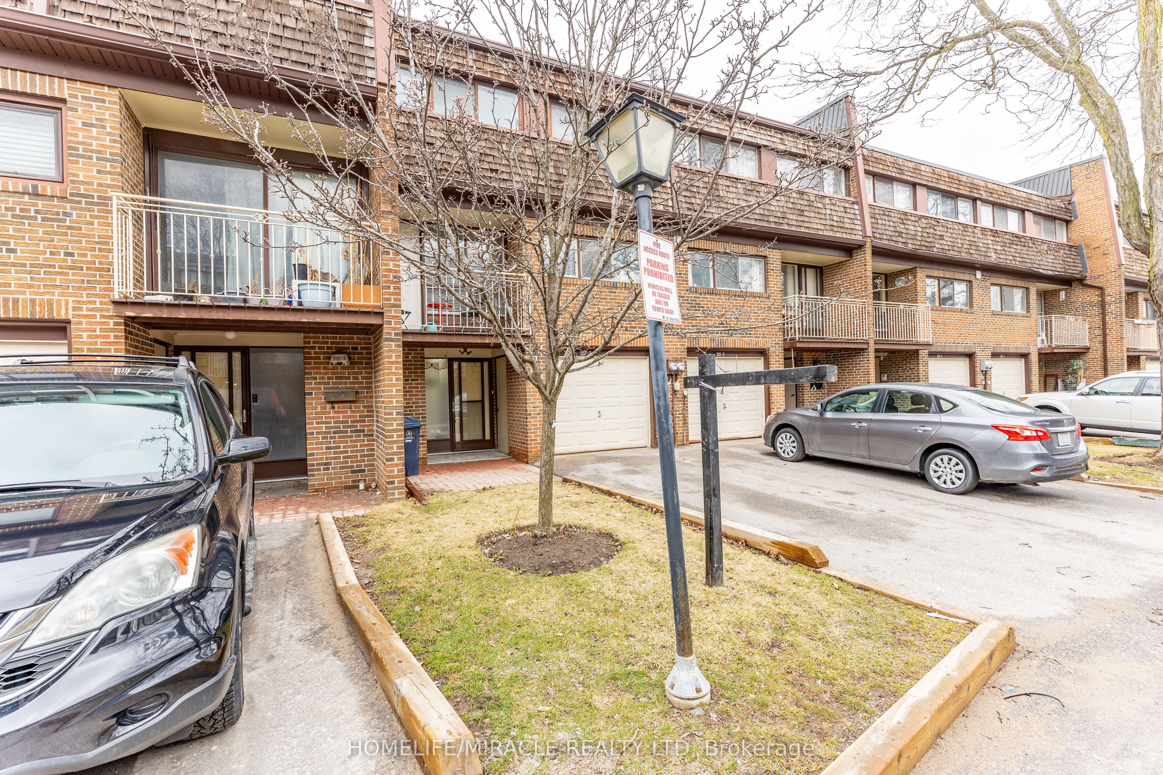 Photo 1 of 50 — 90 Castlebury Crescent 2, Toronto, ON M2H 1W8