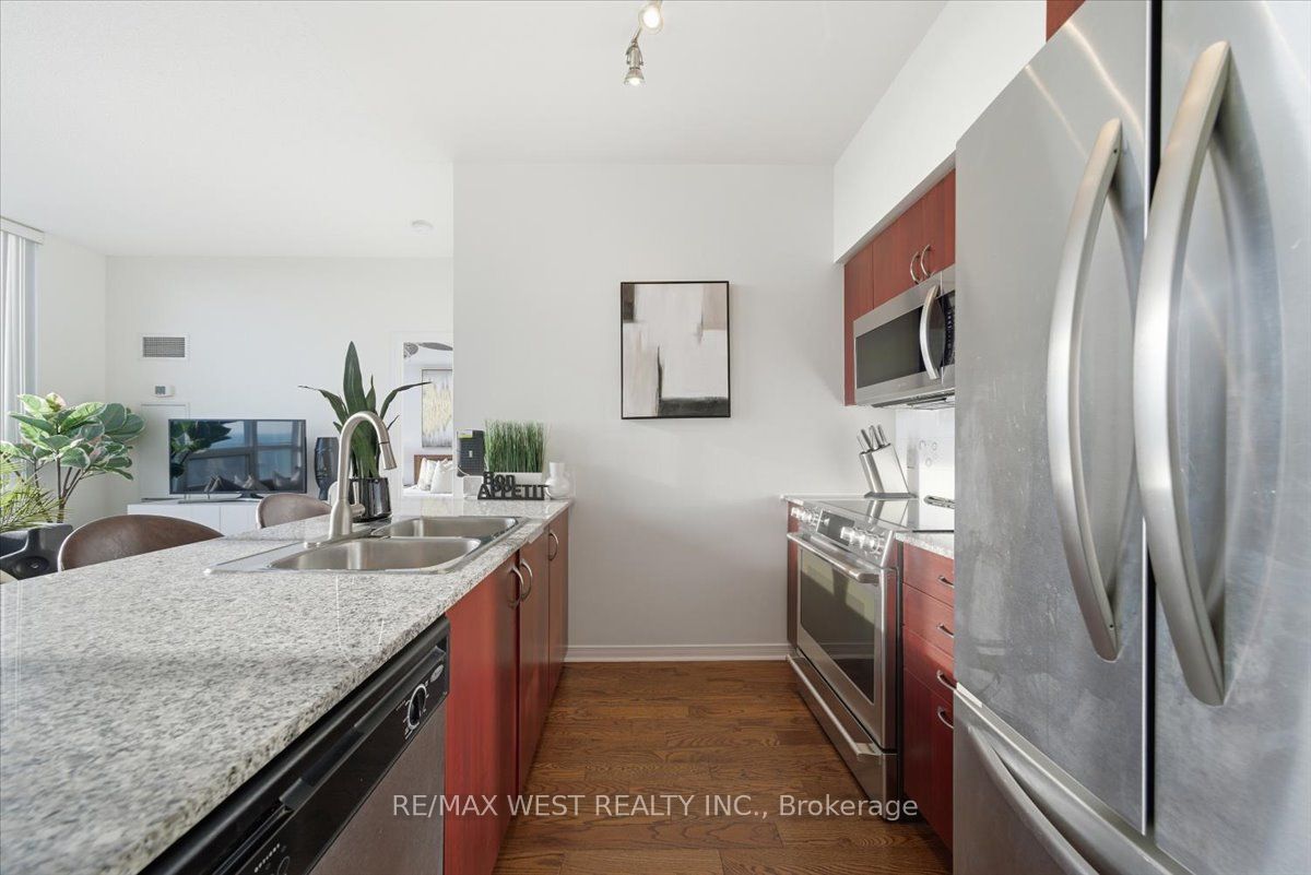 2240 Lake Shore Boulevard W 3302