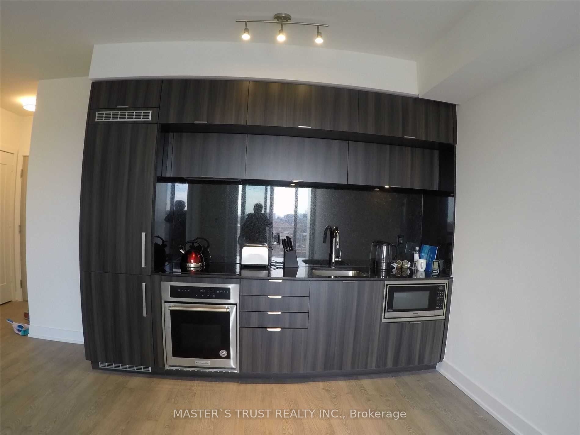 80 vanauley Street S 1201