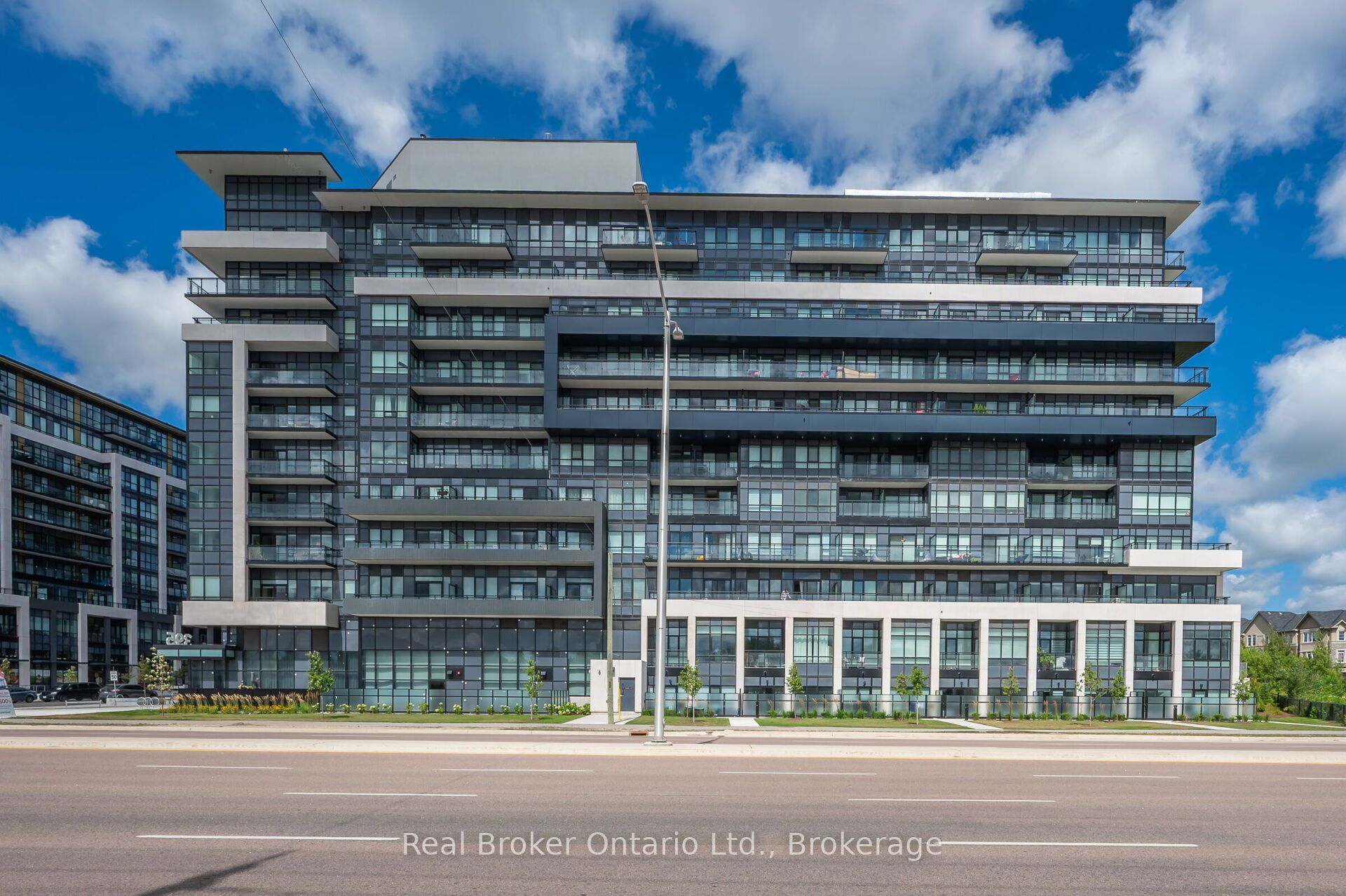 395 Dundas Street 819