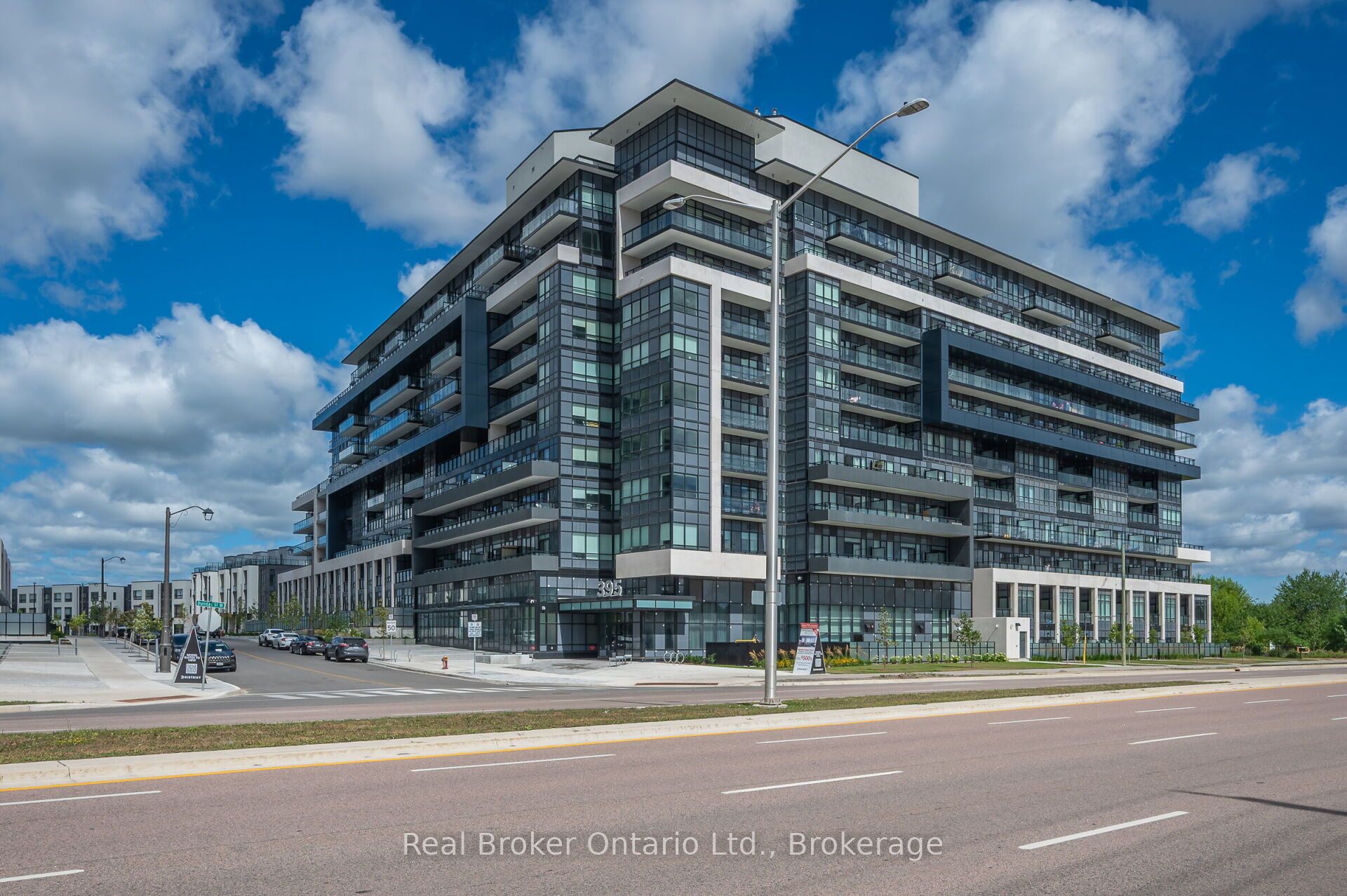 395 Dundas Street 819