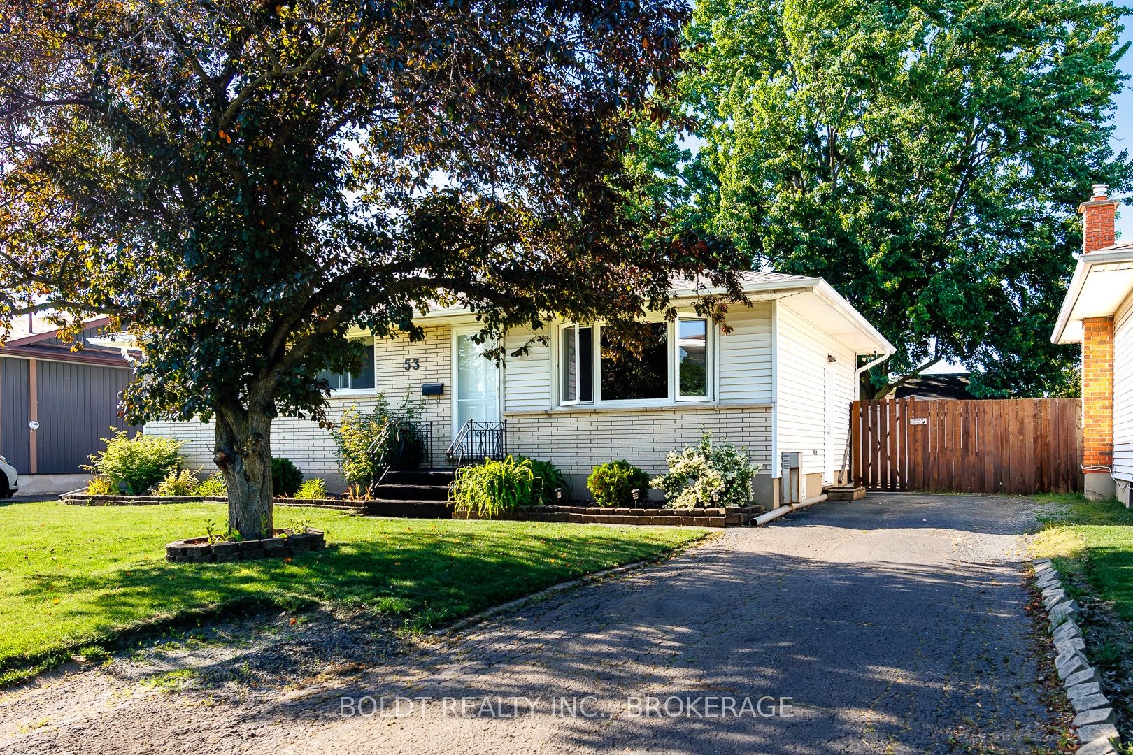 53 HUNTLEY Crescent