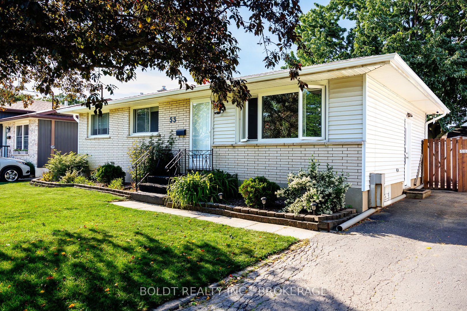 53 HUNTLEY Crescent