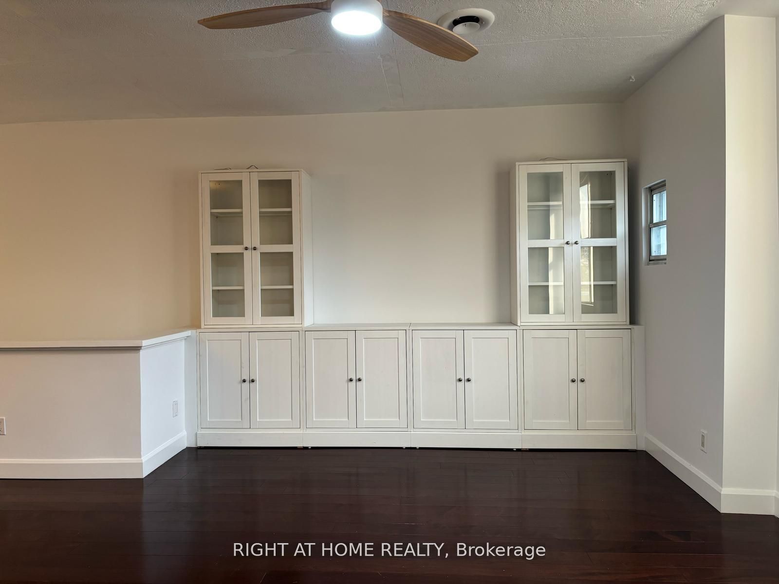 3152 Dundas Street W A