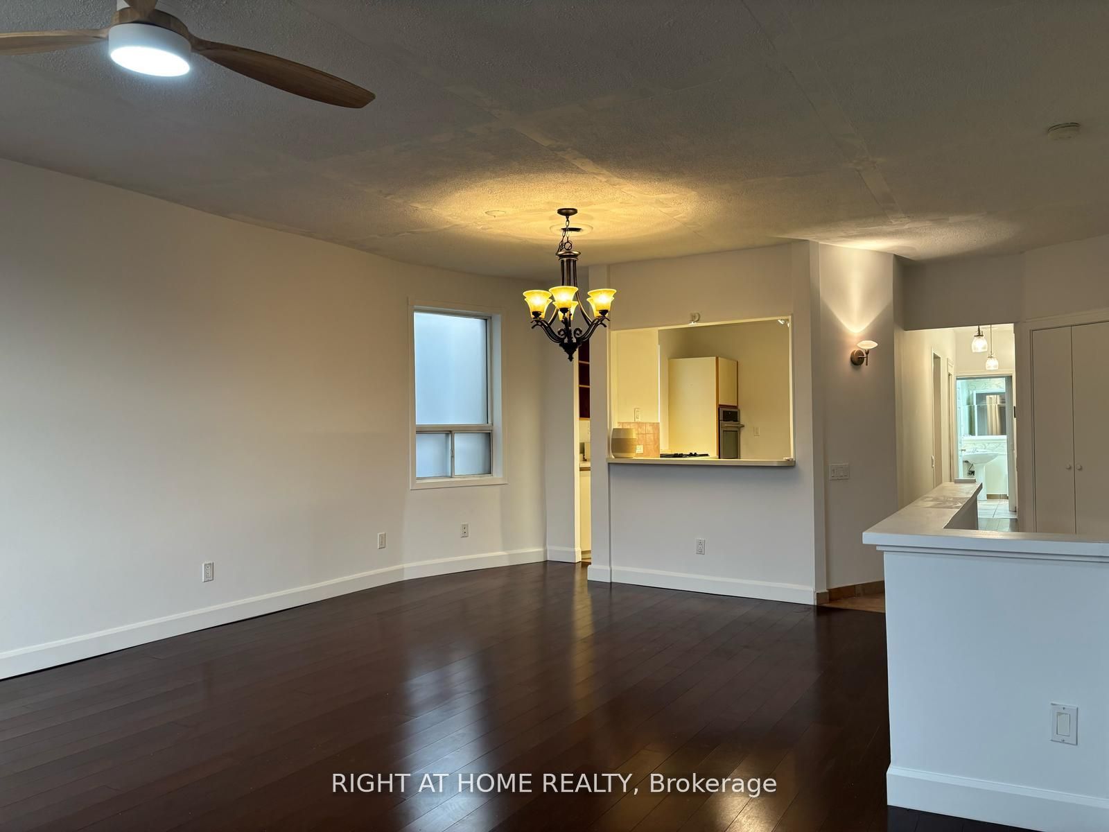 3152 Dundas Street W A