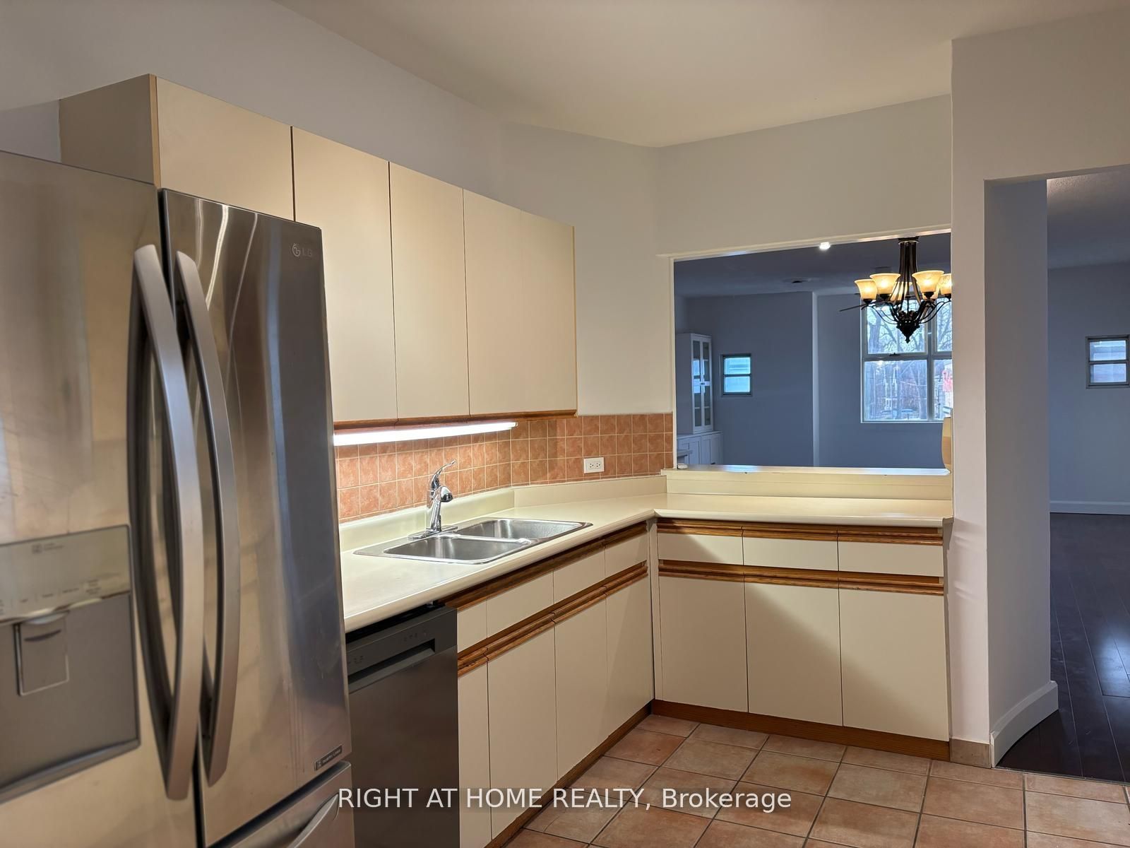 3152 Dundas Street W A