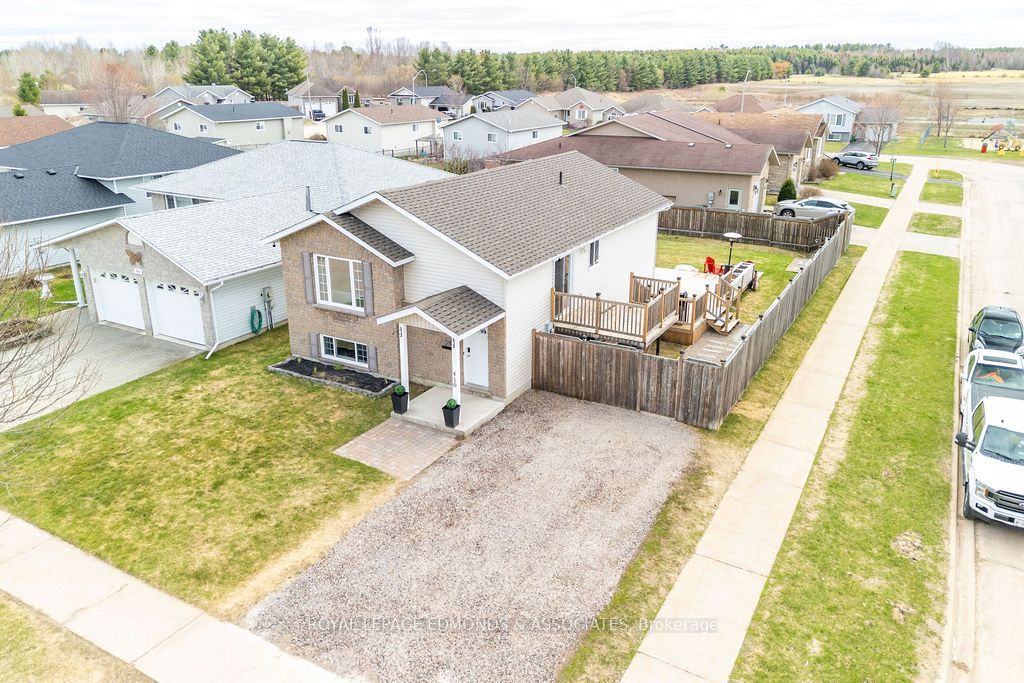 Photo of 416 Sweezey Court, Pembroke, ON K8A 8S3 (MLS # X13077514)