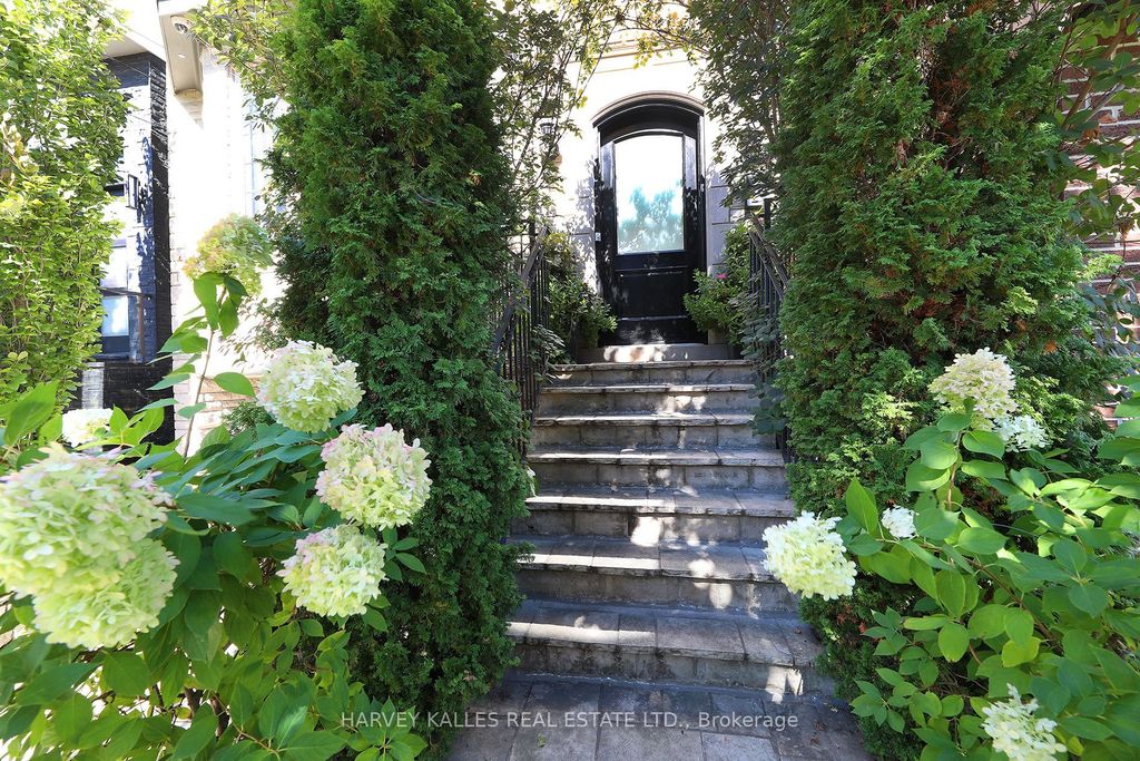 Photo of 370 Douglas Avenue, Toronto, ON M5M 1H4 (MLS # C12427401)