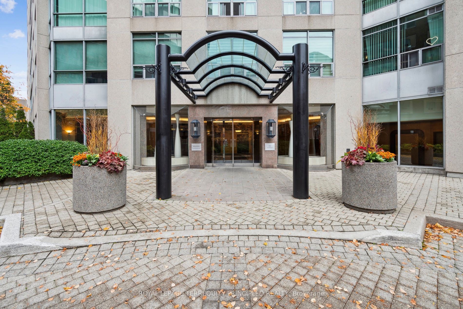 942 Yonge Street 418