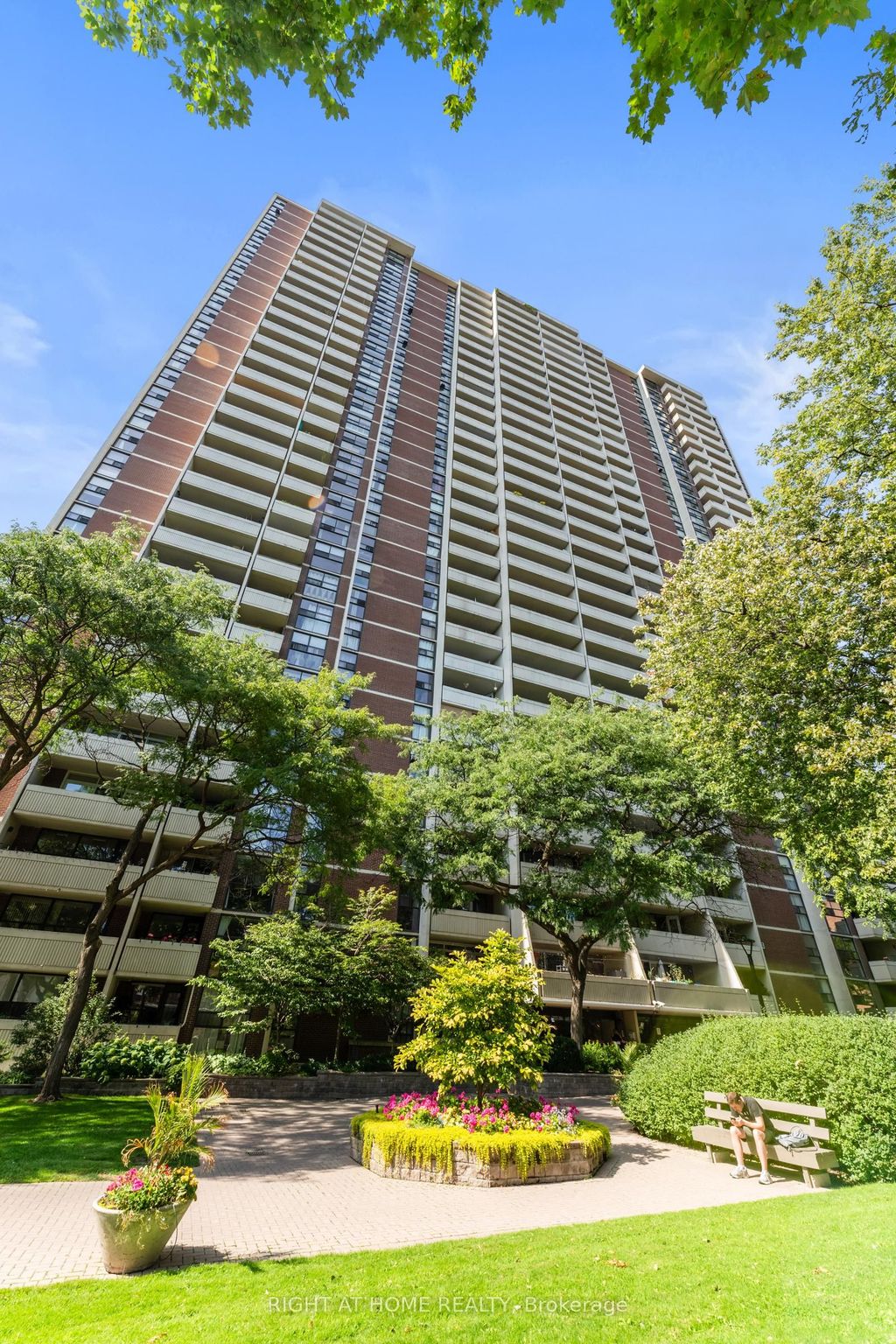 Photo of 40 Homewood Avenue #817, Toronto, ON M4Y 2K2 (MLS # C12407905)