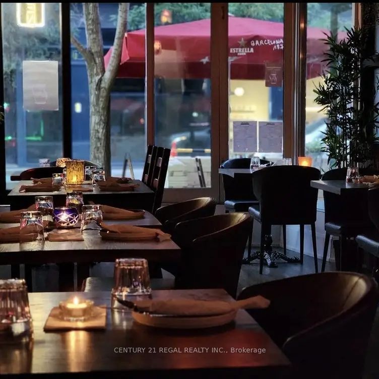 869 Dundas Street W