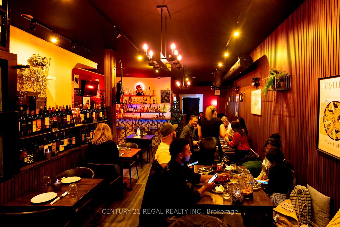 869 Dundas Street W