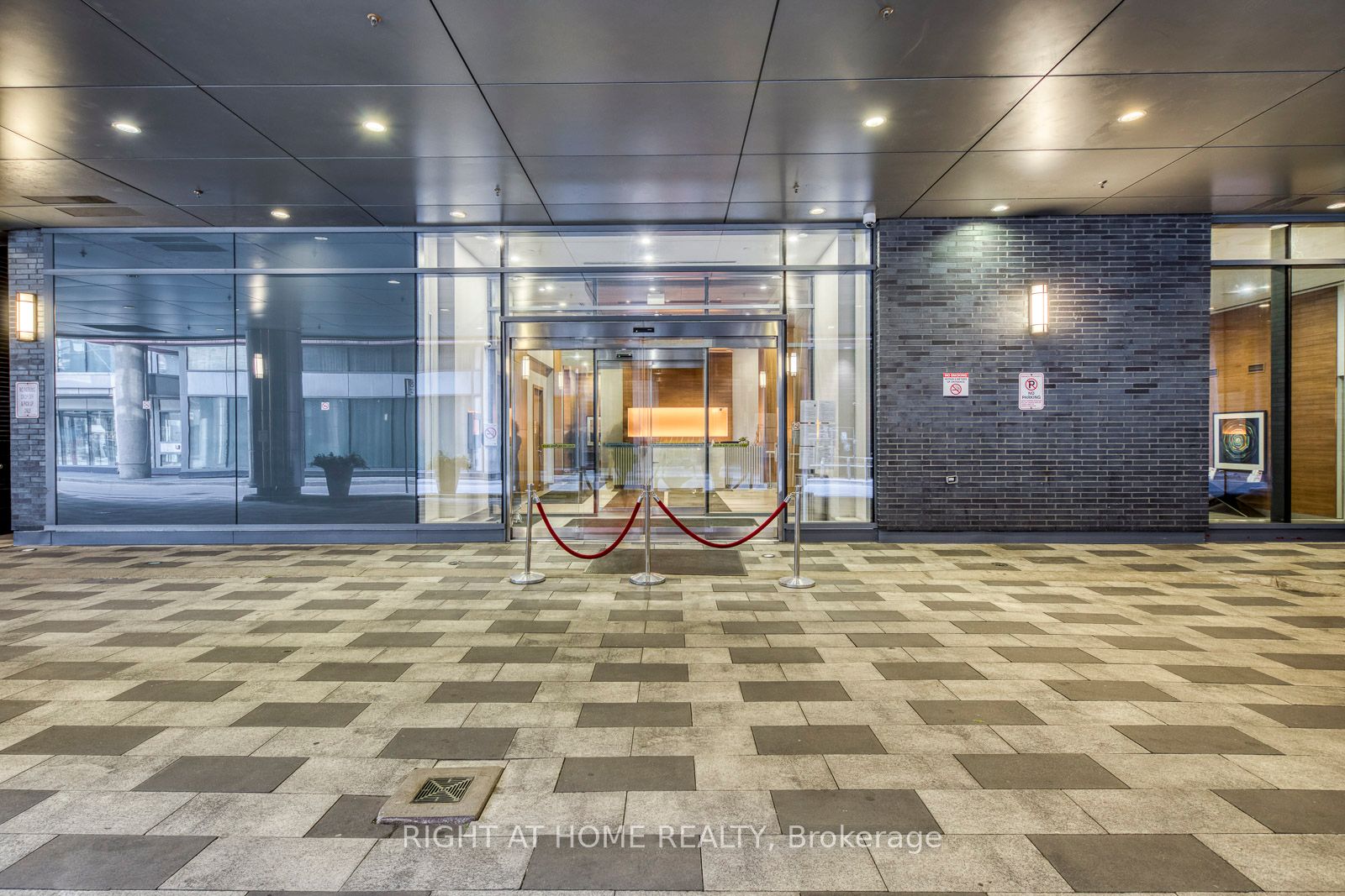 295 Adelaide Street W 1306