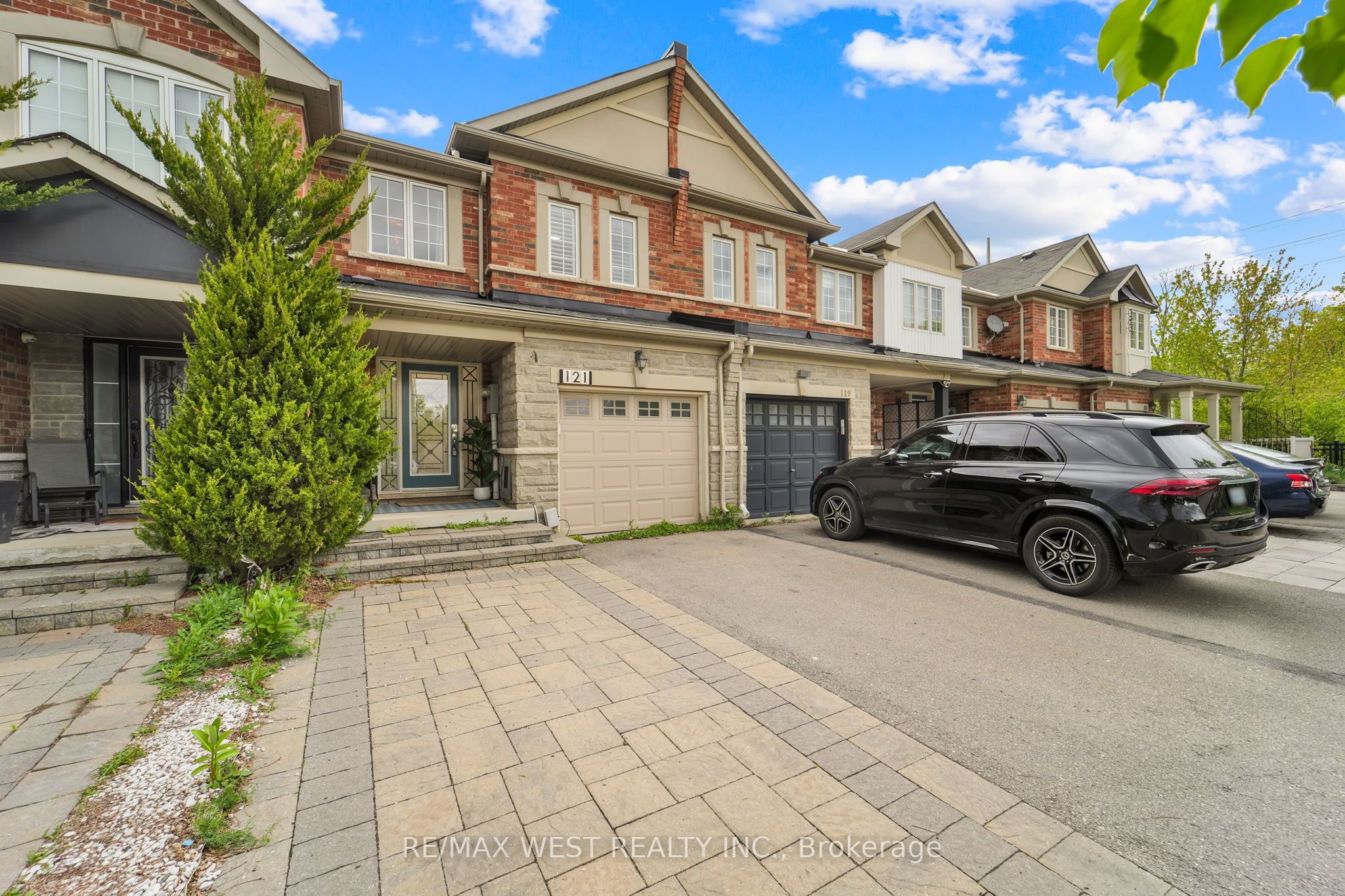 121 Carrier Crescent