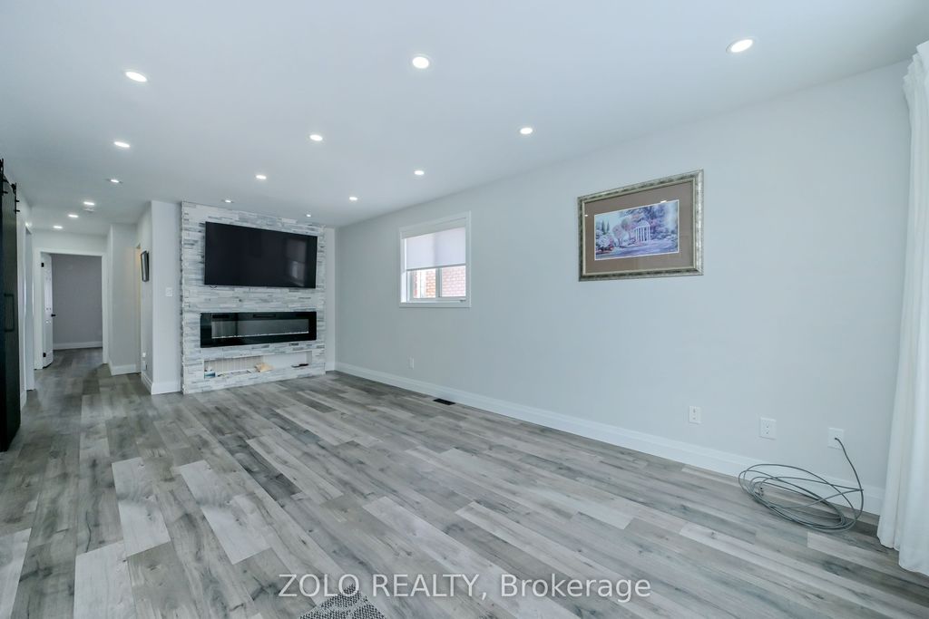 Photo of 10 St. Bruno's Circle, Barrie, ON L4N 0B9 (MLS # S12889060)