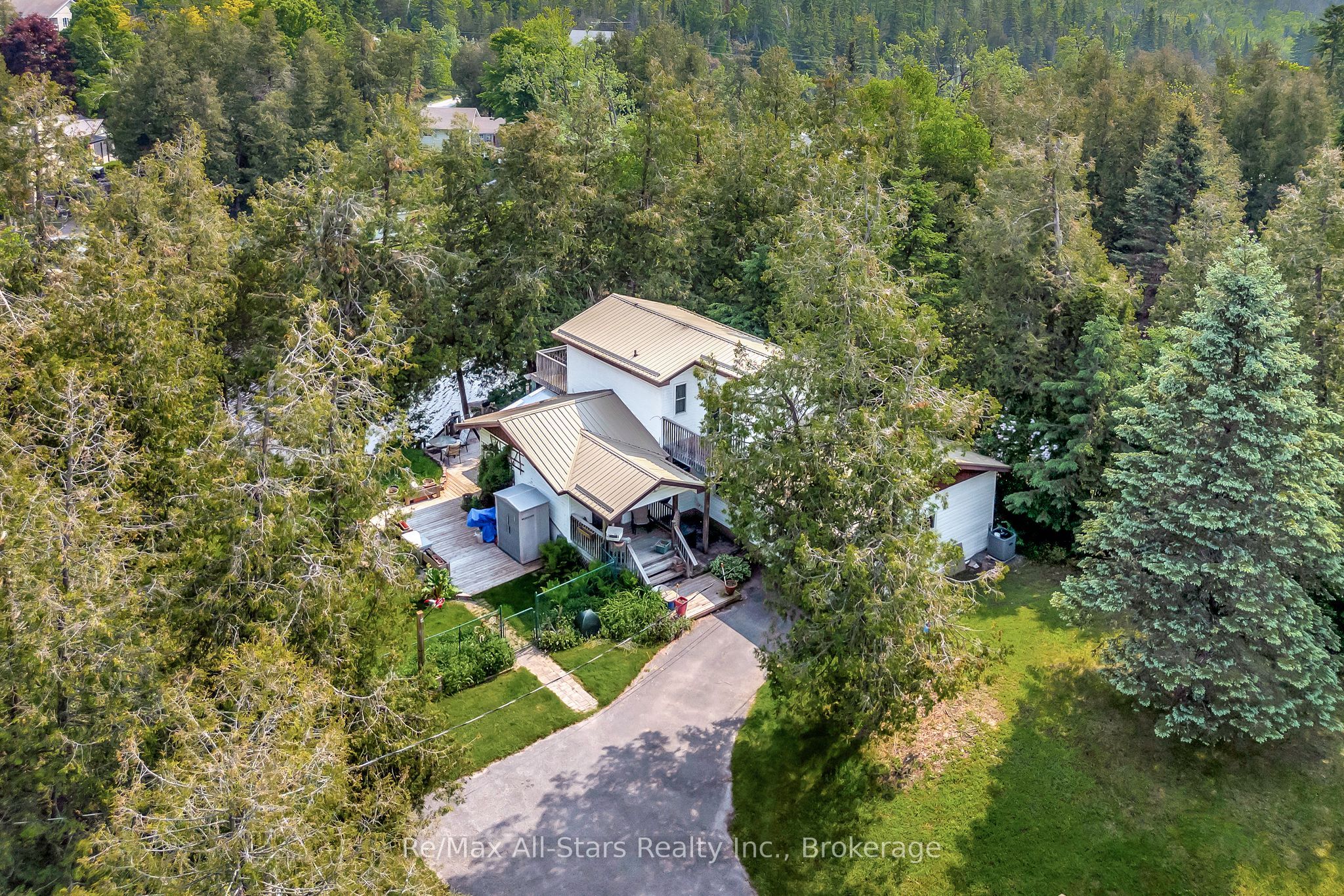 Photo 1 of 38 — 14 Wychwood Drive E, Kawartha Lakes, ON K0M 1N0
