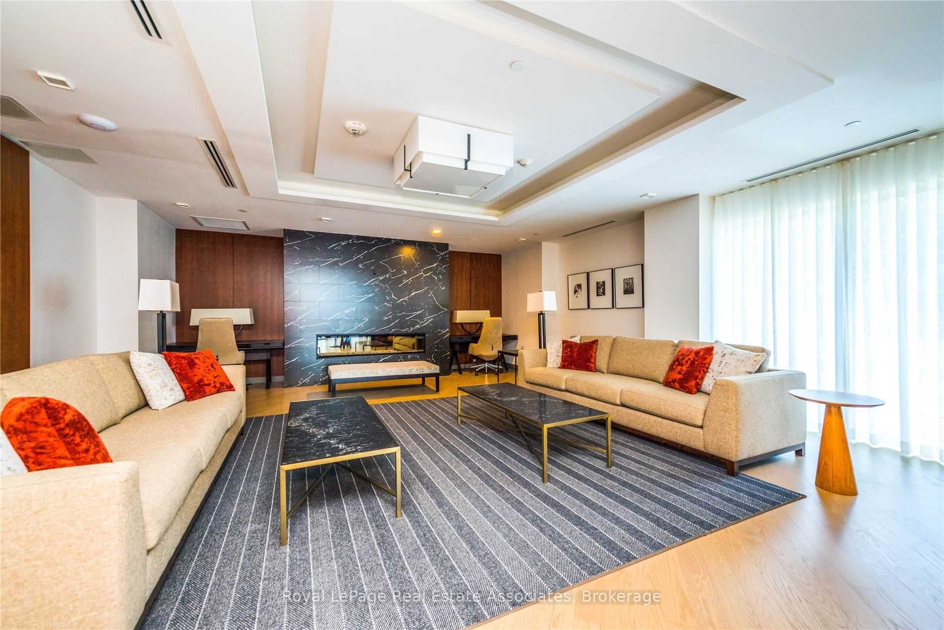 1575 Lakeshore Road W 141