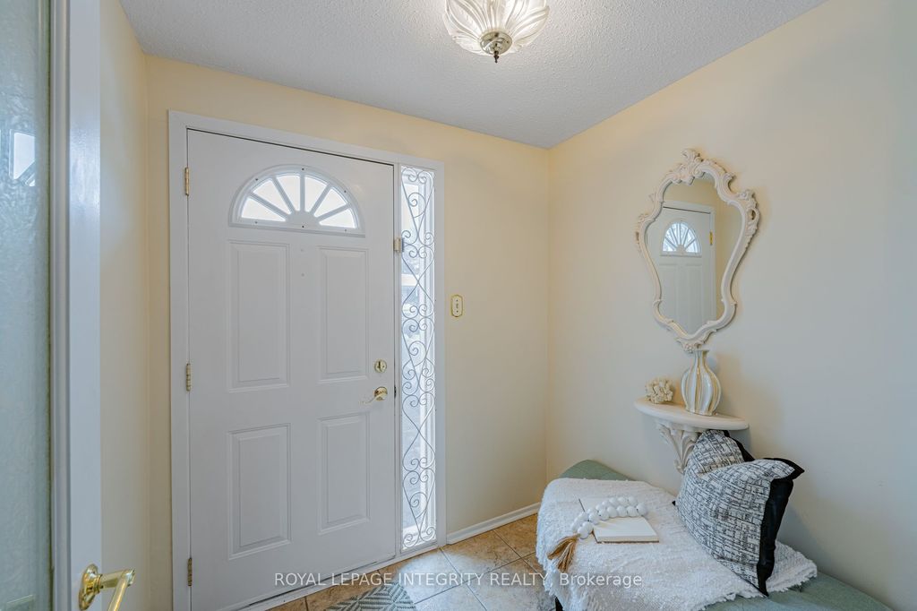 Photo of 664 Glenhurst Crescent, Beacon Hill North - South and Area, ON K1J 7B7 (MLS # X12871174)