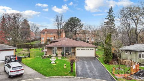 8 Miner Circle Markham ON L3R 1Y1