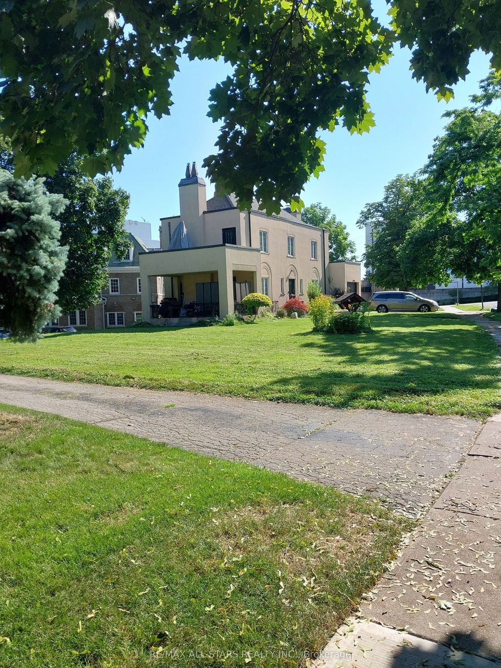 Photo of 1 St James Place, Hamilton, ON L8P 2N4 (MLS # X12649182)