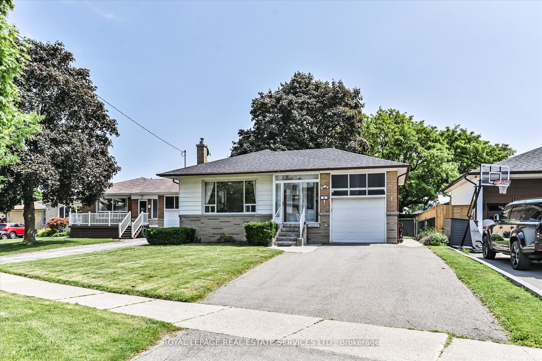 8 Baskerville Crescent