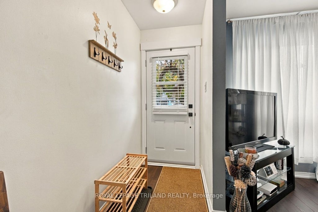 Photo of 111 Wellesley Cres Crescent #A, London East, ON N5V 1J6 (MLS # X14130380)