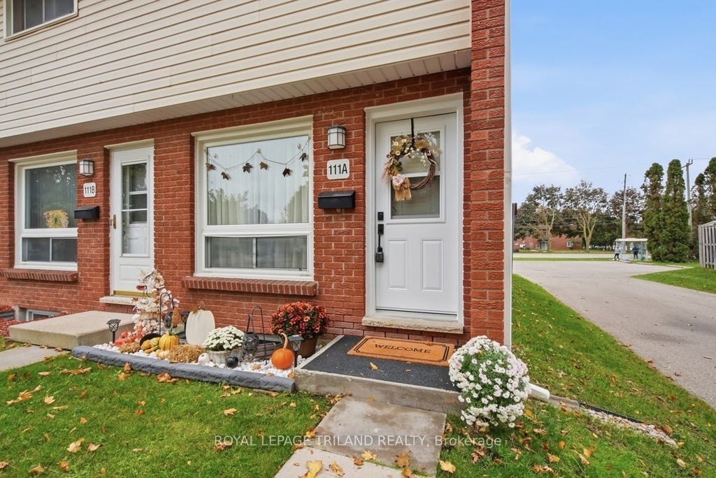 Photo of 111 Wellesley Cres Crescent #A, London East, ON N5V 1J6 (MLS # X14130380)