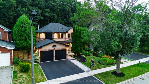Photo of 78 Charing Crescent, Aurora, ON L4G 6P5 (MLS # N12471176)