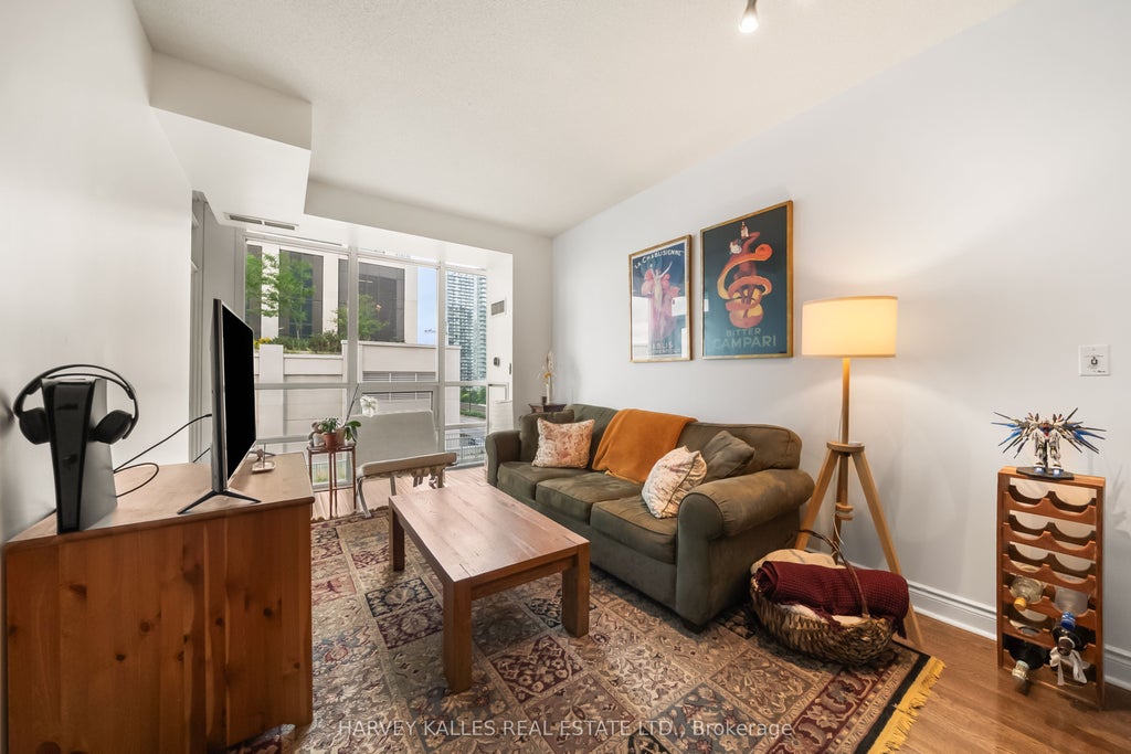 Photo of 1910 Lake Shore Boulevard W #602, Toronto, ON M6S 1A2 (MLS # W14009258)