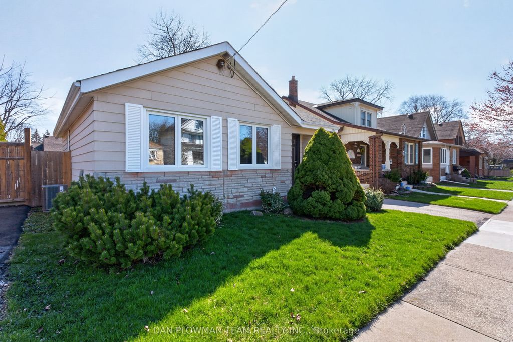 Photo of 23 Patricia Avenue, Oshawa, ON L1H 5W1 (MLS # E13033018)