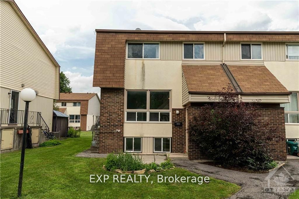 Photo 1 of 30 — 20 FORESTER Crescent C, Bells Corners and South to Fallowfield, ON K2H 8X9