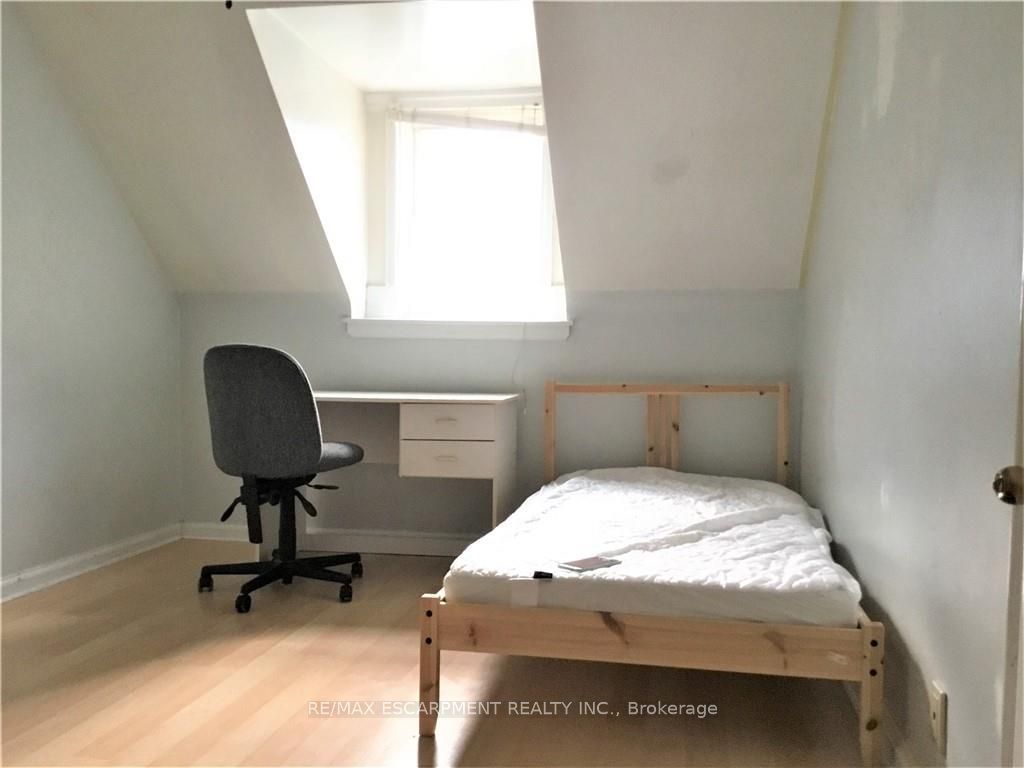 Photo of 156 Bond Street S, Hamilton, ON L8S 1T2 (MLS # X12470615)