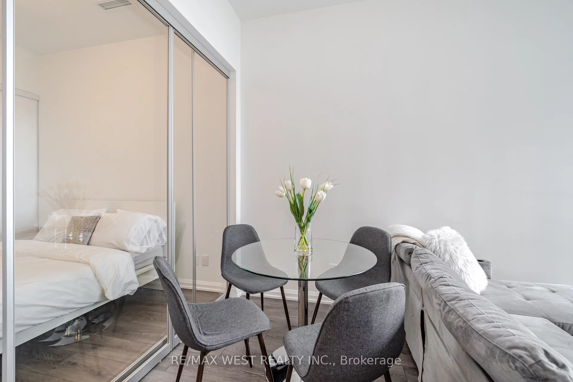 4208 Dundas Street W 817