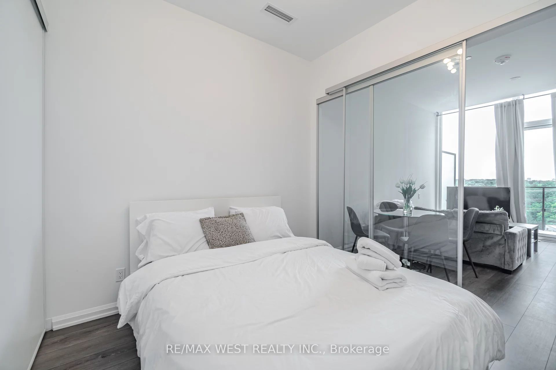 4208 Dundas Street W 817