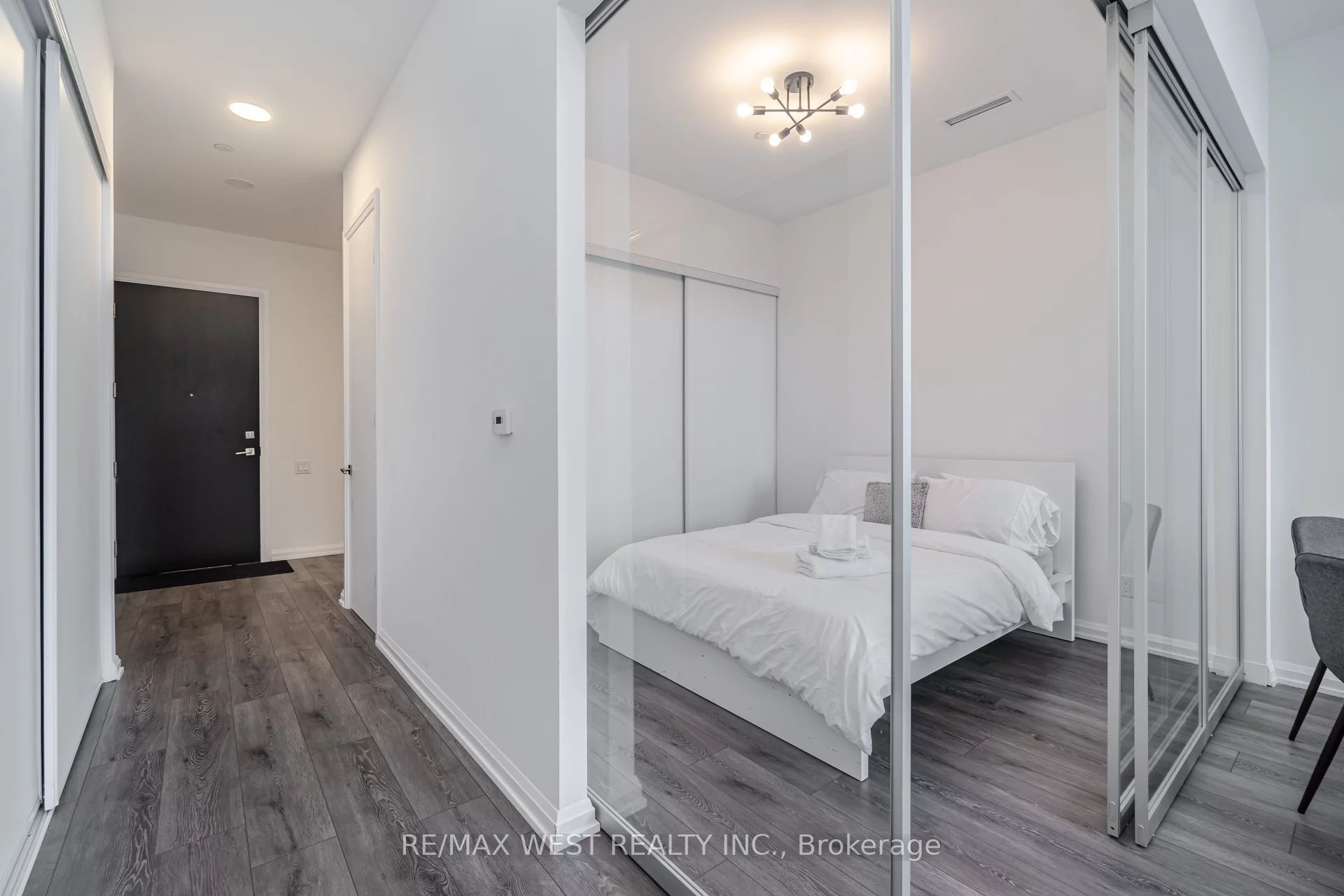 4208 Dundas Street W 817