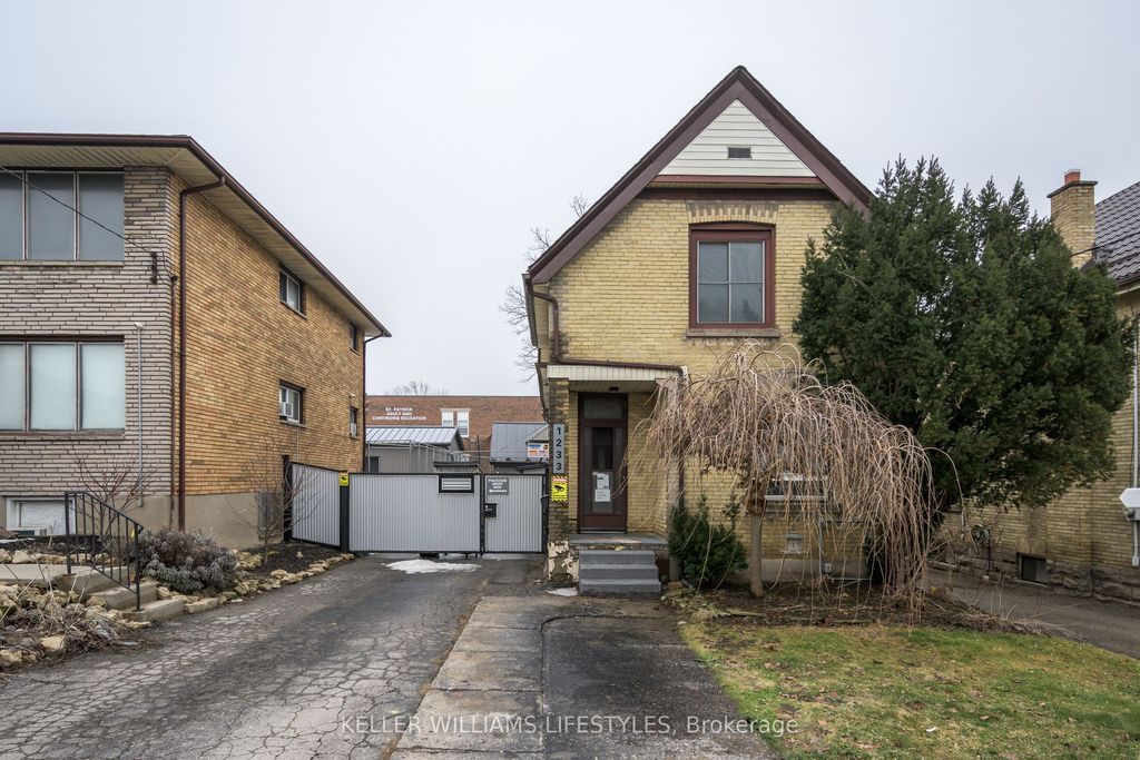 Photo of 1233 Dundas Street, London East, ON N5W 3B1 (MLS # X12860960)