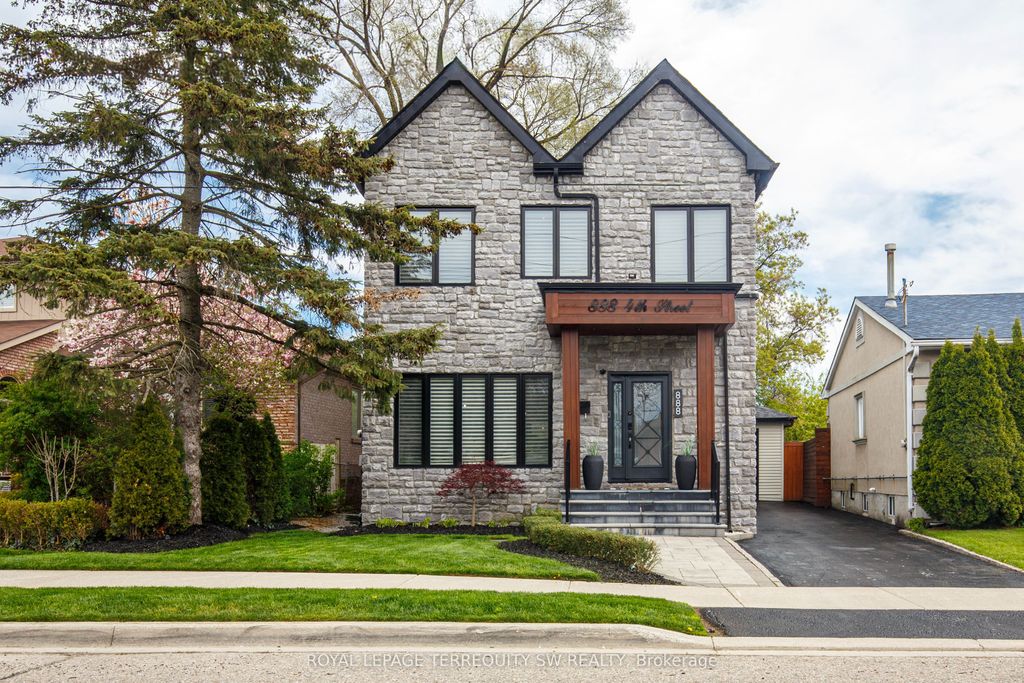 Photo of 888 Fourth Street, Mississauga, ON L5E 1J6 (MLS # W13140330)