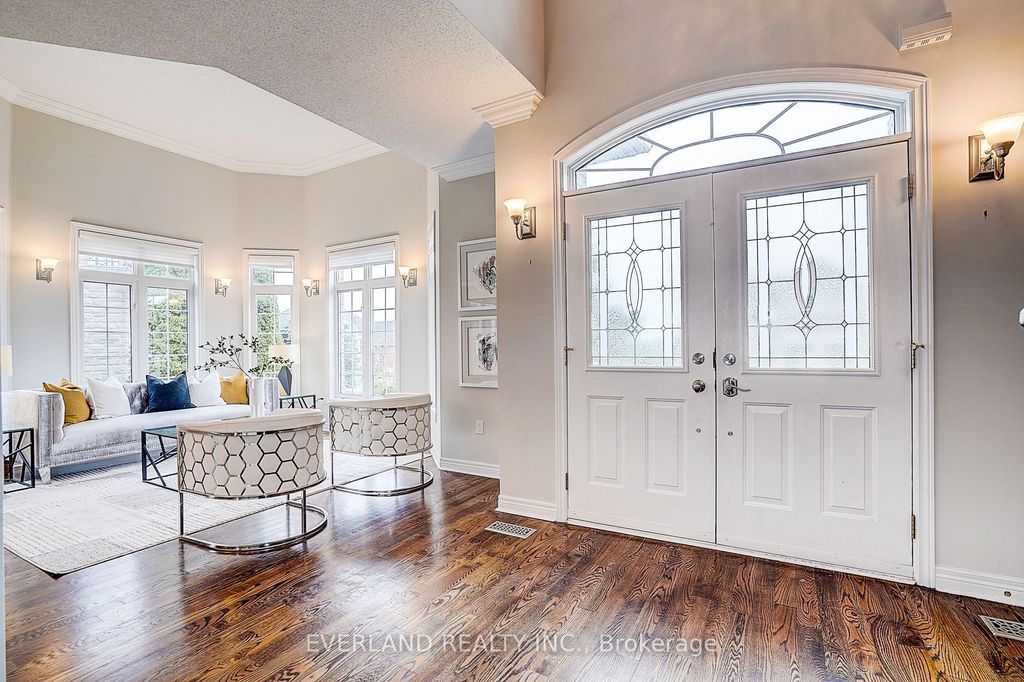 Photo of 922 Best Circle, Newmarket, ON L3X 2H8 (MLS # N13137150)