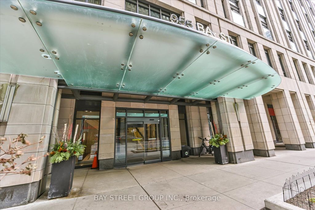 Photo of 955 Bay Street #805, Toronto, ON M5S 0C6 (MLS # C12498446)