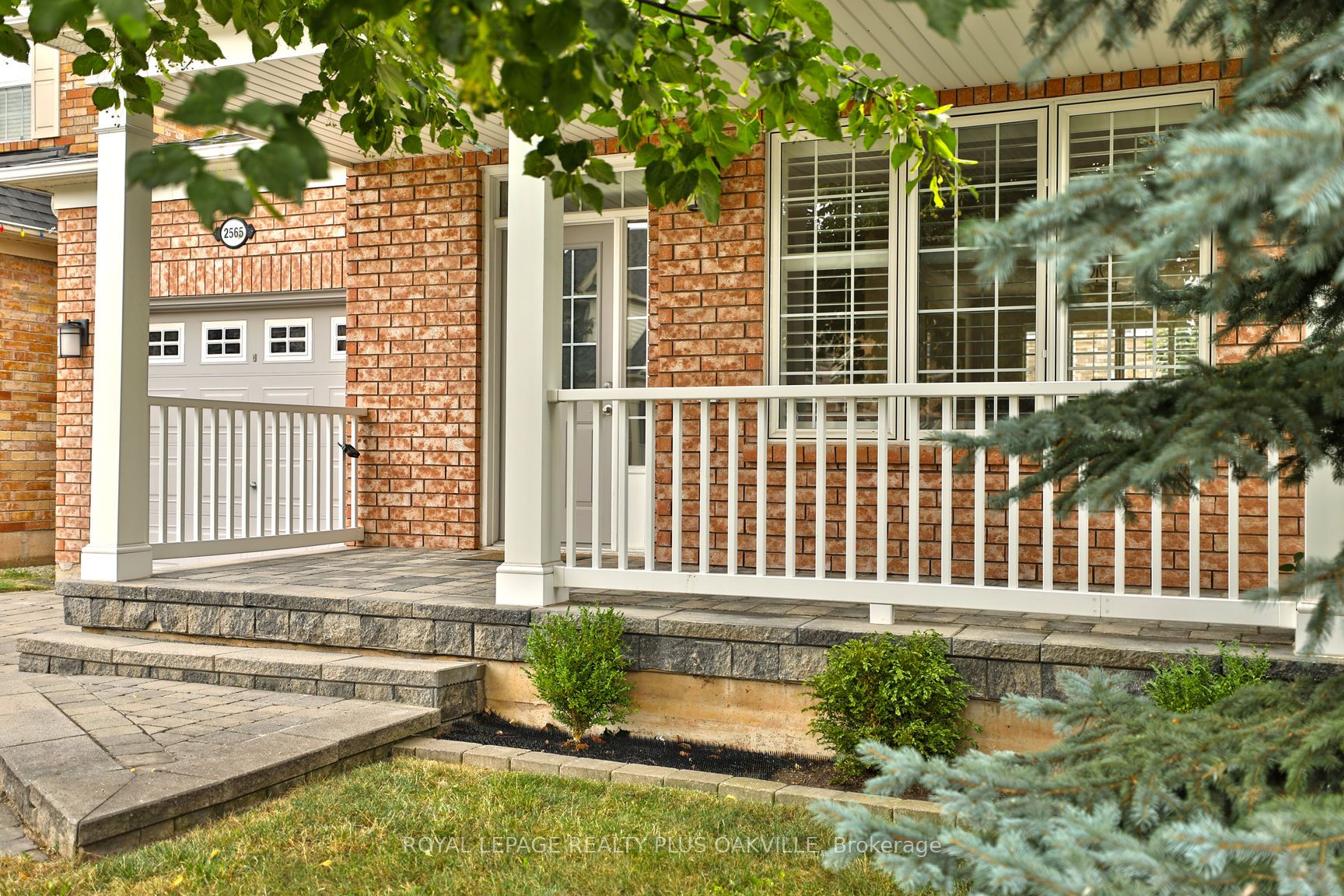 2565 Falkland Crescent