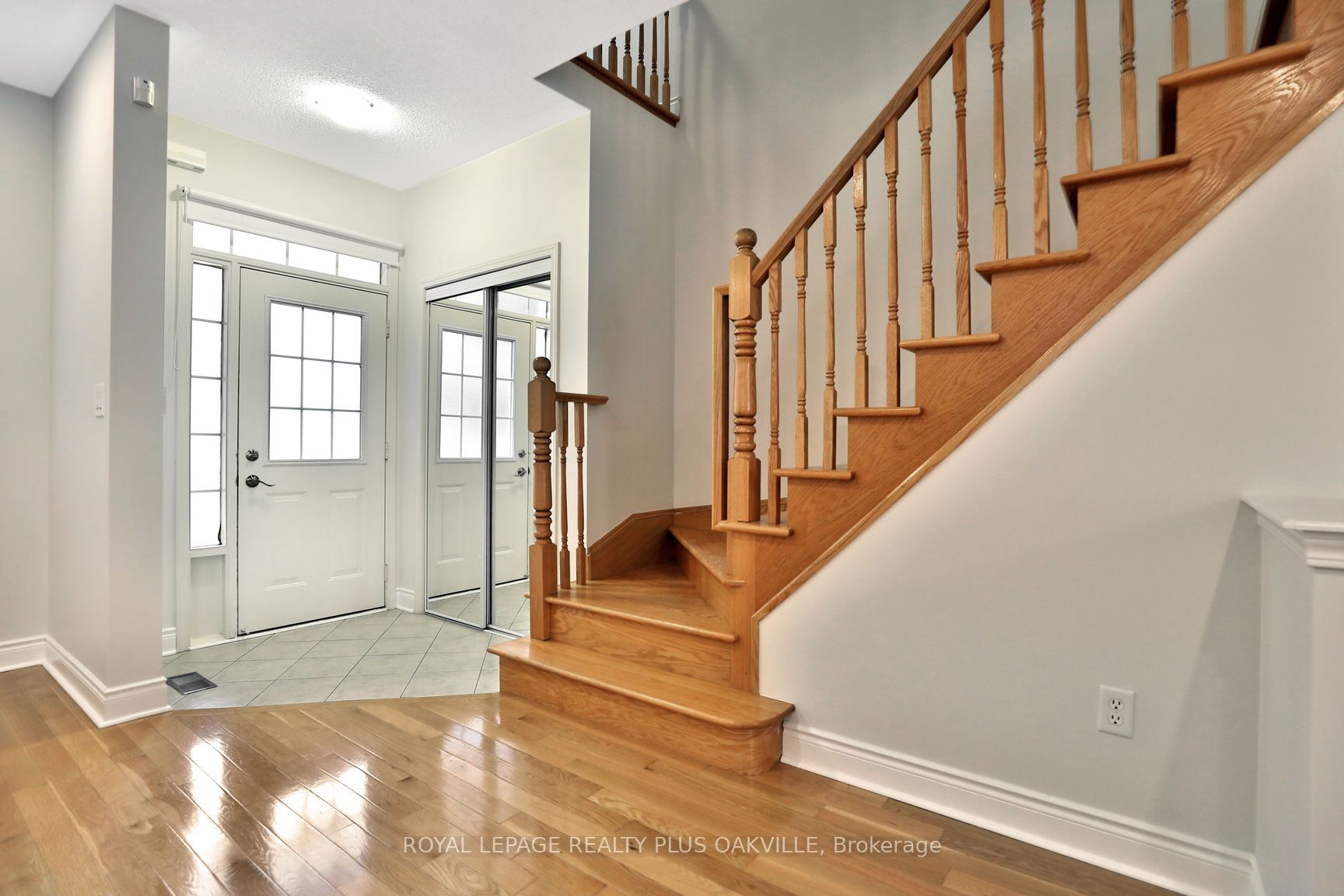 2565 Falkland Crescent